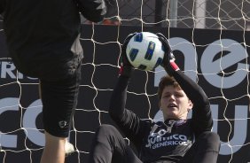 O preparador de goleiros Mauri Lima com Renan durante o treino do Corinthians esta manh no CT Joaquim Grava, no Parque Ecolgico do Tiete. O time se prepara para o jogo contra o Ava, domingo a tarde, dia 31/07, no estdio da Ressacada, pela 13 rodada do Brasileiro 2011