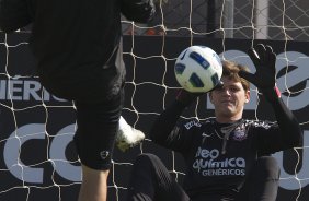 O preparador de goleiros Mauri Lima com Renan durante o treino do Corinthians esta manh no CT Joaquim Grava, no Parque Ecolgico do Tiete. O time se prepara para o jogo contra o Ava, domingo a tarde, dia 31/07, no estdio da Ressacada, pela 13 rodada do Brasileiro 2011