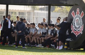 Tite conversa com o grupo de jogadores durante o treino do Corinthians esta manh no CT Joaquim Grava, no Parque Ecolgico do Tiete. O time se prepara para o jogo contra o Ava, domingo a tarde, dia 31/07, no estdio da Ressacada, pela 13 rodada do Brasileiro 2011