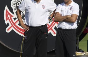 Tite e seu auxiliar Fabio Carille durante o treino do Corinthians esta manh no CT Joaquim Grava, no Parque Ecolgico do Tiete. O time se prepara para o jogo contra o Ava, domingo a tarde, dia 31/07, no estdio da Ressacada, pela 13 rodada do Brasileiro 2011