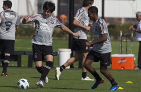 Willian e Edenilson durante o treino do Corinthians esta manh no CT Joaquim Grava, no Parque Ecolgico do Tiete. O time se prepara para o jogo contra o Ava, domingo a tarde, dia 31/07, no estdio da Ressacada, pela 13 rodada do Brasileiro 2011