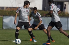 Willian, Welder e Edenilson durante o treino do Corinthians esta manh no CT Joaquim Grava, no Parque Ecolgico do Tiete. O time se prepara para o jogo contra o Ava, domingo a tarde, dia 31/07, no estdio da Ressacada, pela 13 rodada do Brasileiro 2011