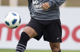 Emerson durante o treino do Corinthians esta manh no CT Joaquim Grava, no Parque Ecolgico do Tiete. O time se prepara para o jogo contra o Ava, amanh domingo a tarde, dia 31/07, no estdio da Ressacada, pela 13 rodada do Brasileiro 2011