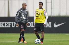 Emerson e Jorge Henrique durante o treino do Corinthians esta manh no CT Joaquim Grava, no Parque Ecolgico do Tiete. O time se prepara para o jogo contra o Ava, amanh domingo a tarde, dia 31/07, no estdio da Ressacada, pela 13 rodada do Brasileiro 2011