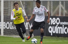 Fabio Santos e Paulinho durante o treino do Corinthians esta manh no CT Joaquim Grava, no Parque Ecolgico do Tiete. O time se prepara para o jogo contra o Ava, amanh domingo a tarde, dia 31/07, no estdio da Ressacada, pela 13 rodada do Brasileiro 2011