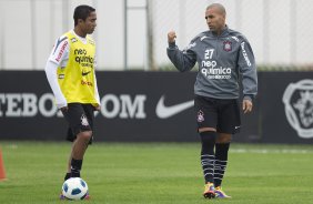 Jorge Henrique e Emerson durante o treino do Corinthians esta manh no CT Joaquim Grava, no Parque Ecolgico do Tiete. O time se prepara para o jogo contra o Ava, amanh domingo a tarde, dia 31/07, no estdio da Ressacada, pela 13 rodada do Brasileiro 2011