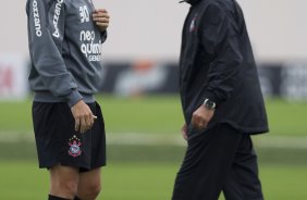 Paulo Andr, que volta ao time titular, e Tite durante o treino do Corinthians esta manh no CT Joaquim Grava, no Parque Ecolgico do Tiete. O time se prepara para o jogo contra o Ava, amanh domingo a tarde, dia 31/07, no estdio da Ressacada, pela 13 rodada do Brasileiro 2011