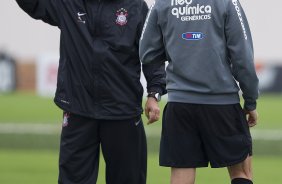 Tite, com Paulo Andr que volta ao time titular, durante o treino do Corinthians esta manh no CT Joaquim Grava, no Parque Ecolgico do Tiete. O time se prepara para o jogo contra o Ava, amanh domingo a tarde, dia 31/07, no estdio da Ressacada, pela 13 rodada do Brasileiro 2011