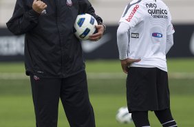 Tite e Jorge Henrique durante o treino do Corinthians esta manh no CT Joaquim Grava, no Parque Ecolgico do Tiete. O time se prepara para o jogo contra o Ava, amanh domingo a tarde, dia 31/07, no estdio da Ressacada, pela 13 rodada do Brasileiro 2011