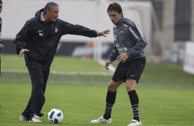 Tite orienta Paulo Andr que volta ao time titular durante o treino do Corinthians esta manh no CT Joaquim Grava, no Parque Ecolgico do Tiete. O time se prepara para o jogo contra o Ava, amanh domingo a tarde, dia 31/07, no estdio da Ressacada, pela 13 rodada do Brasileiro 2011