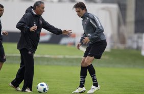 Tite orienta Paulo Andr que volta ao time titular, durante o treino do Corinthians esta manh no CT Joaquim Grava, no Parque Ecolgico do Tiete. O time se prepara para o jogo contra o Ava, amanh domingo a tarde, dia 31/07, no estdio da Ressacada, pela 13 rodada do Brasileiro 2011