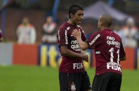 Emerson comemora seu gol com Paulinho durante a partida entre Ava x Corinthians realizada esta tarde no estdio da Ressacada em Florianopolis/SC, pela 13 rodada do Campeonato Brasileiro de 2011