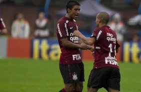 Emerson comemora seu gol com Paulinho durante a partida entre Ava x Corinthians realizada esta tarde no estdio da Ressacada em Florianopolis/SC, pela 13 rodada do Campeonato Brasileiro de 2011