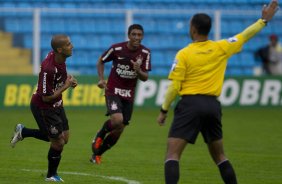 Emerson comemora seu gol durante a partida entre Ava x Corinthians realizada esta tarde no estdio da Ressacada em Florianopolis/SC, pela 13 rodada do Campeonato Brasileiro de 2011