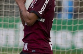Emerson lamenta gol perdido durante a partida entre Ava x Corinthians realizada esta tarde no estdio da Ressacada em Florianopolis/SC, pela 13 rodada do Campeonato Brasileiro de 2011