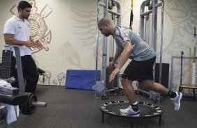 Bruno Mazziotti, fisioterapeuta e Adriano durante o treino do Corinthians esta tarde no CT Joaquim Grava, no Parque Ecolgico do Tiete. O time se prepara para o jogo contra o Amrica-MG, amanh quarta-feira a noite, dia 03/08, no estdio do Pacaembu, pela 14 rodada do Brasileiro 2011