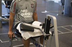 O fisioterapeuta Bruno Mazziotti e Adriano durante o treino do Corinthians esta tarde no CT Joaquim Grava, no Parque Ecolgico do Tiete. O time se prepara para o jogo contra o Amrica-MG, amanh quarta-feira a noite, dia 03/08, no estdio do Pacaembu, pela 14 rodada do Brasileiro 2011