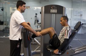 O fisioterapeuta Bruno Mazziotti e Liedson durante o treino do Corinthians esta tarde no CT Joaquim Grava, no Parque Ecolgico do Tiete. O time se prepara para o jogo contra o Amrica-MG, amanh quarta-feira a noite, dia 03/08, no estdio do Pacaembu, pela 14 rodada do Brasileiro 2011