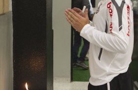 Fabio Santos rezando nos vestiários ants da partida entre Corinthians x América-MG, realizada esta noite no estádio do Pacaembu, 14ª rodada do Campeonato Brasileiro de 2011