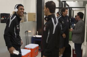 Paulinho e Fabio Santos nos vestiários ants da partida entre Corinthians x América-MG, realizada esta noite no estádio do Pacaembu, 14ª rodada do Campeonato Brasileiro de 2011