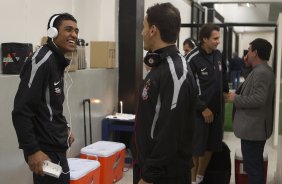 Paulinho e Fabio Santos nos vestirios ants da partida entre Corinthians x Amrica-MG, realizada esta noite no estdio do Pacaembu, 14 rodada do Campeonato Brasileiro de 2011