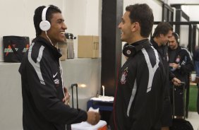 Paulinho e Fabio Santos nos vestiários ants da partida entre Corinthians x América-MG, realizada esta noite no estádio do Pacaembu, 14ª rodada do Campeonato Brasileiro de 2011
