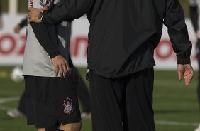 Alessandro e Tite durante o treino do Corinthians esta tarde no CT Joaquim Grava, no Parque Ecolgico do Tiete. O time se prepara para o jogo contra o Atltico-PR, domingo a tarde, dia 07/08, no estdio da Arena da Baixada, pela 15 rodada do Brasileiro 2011