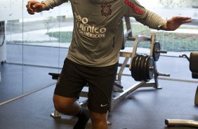 O atacante Adriano junto como fisioterapeuta Caio Mello durante o treino do Corinthians esta tarde no CT Joaquim Grava, no Parque Ecolgico do Tiete. O time se prepara para o jogo contra o Atltico-PR, domingo a tarde, dia 07/08, no estdio da Arena da Baixada, pela 15 rodada do Brasileiro 2011