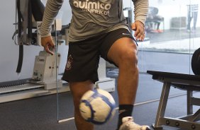 O atacante Adriano junto como fisioterapeuta Caio Mello durante o treino do Corinthians esta tarde no CT Joaquim Grava, no Parque Ecolgico do Tiete. O time se prepara para o jogo contra o Atltico-PR, domingo a tarde, dia 07/08, no estdio da Arena da Baixada, pela 15 rodada do Brasileiro 2011