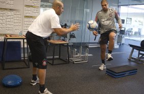 O atacante Adriano junto como fisioterapeuta Caio Mello durante o treino do Corinthians esta tarde no CT Joaquim Grava, no Parque Ecolgico do Tiete. O time se prepara para o jogo contra o Atltico-PR, domingo a tarde, dia 07/08, no estdio da Arena da Baixada, pela 15 rodada do Brasileiro 2011