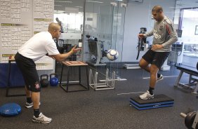 O atacante Adriano junto como fisioterapeuta Caio Mello durante o treino do Corinthians esta tarde no CT Joaquim Grava, no Parque Ecolgico do Tiete. O time se prepara para o jogo contra o Atltico-PR, domingo a tarde, dia 07/08, no estdio da Arena da Baixada, pela 15 rodada do Brasileiro 2011