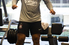 O atacante Adriano junto como fisioterapeuta Caio Mello durante o treino do Corinthians esta tarde no CT Joaquim Grava, no Parque Ecolgico do Tiete. O time se prepara para o jogo contra o Atltico-PR, domingo a tarde, dia 07/08, no estdio da Arena da Baixada, pela 15 rodada do Brasileiro 2011