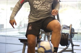 O atacante Adriano junto como fisioterapeuta Caio Mello durante o treino do Corinthians esta tarde no CT Joaquim Grava, no Parque Ecolgico do Tiete. O time se prepara para o jogo contra o Atltico-PR, domingo a tarde, dia 07/08, no estdio da Arena da Baixada, pela 15 rodada do Brasileiro 2011