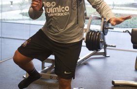 O atacante Adriano junto como fisioterapeuta Caio Mello durante o treino do Corinthians esta tarde no CT Joaquim Grava, no Parque Ecolgico do Tiete. O time se prepara para o jogo contra o Atltico-PR, domingo a tarde, dia 07/08, no estdio da Arena da Baixada, pela 15 rodada do Brasileiro 2011