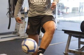 O atacante Adriano junto como fisioterapeuta Caio Mello durante o treino do Corinthians esta tarde no CT Joaquim Grava, no Parque Ecolgico do Tiete. O time se prepara para o jogo contra o Atltico-PR, domingo a tarde, dia 07/08, no estdio da Arena da Baixada, pela 15 rodada do Brasileiro 2011