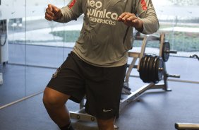 O atacante Adriano junto como fisioterapeuta Caio Mello durante o treino do Corinthians esta tarde no CT Joaquim Grava, no Parque Ecolgico do Tiete. O time se prepara para o jogo contra o Atltico-PR, domingo a tarde, dia 07/08, no estdio da Arena da Baixada, pela 15 rodada do Brasileiro 2011