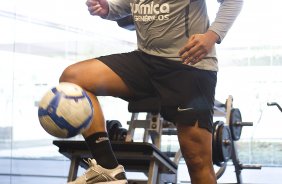 O atacante Adriano junto como fisioterapeuta Caio Mello durante o treino do Corinthians esta tarde no CT Joaquim Grava, no Parque Ecolgico do Tiete. O time se prepara para o jogo contra o Atltico-PR, domingo a tarde, dia 07/08, no estdio da Arena da Baixada, pela 15 rodada do Brasileiro 2011