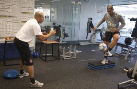 O atacante Adriano junto como fisioterapeuta Caio Mello durante o treino do Corinthians esta tarde no CT Joaquim Grava, no Parque Ecolgico do Tiete. O time se prepara para o jogo contra o Atltico-PR, domingo a tarde, dia 07/08, no estdio da Arena da Baixada, pela 15 rodada do Brasileiro 2011