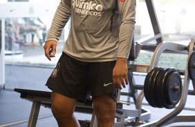 O atacante Adriano junto como fisioterapeuta Caio Mello durante o treino do Corinthians esta tarde no CT Joaquim Grava, no Parque Ecolgico do Tiete. O time se prepara para o jogo contra o Atltico-PR, domingo a tarde, dia 07/08, no estdio da Arena da Baixada, pela 15 rodada do Brasileiro 2011