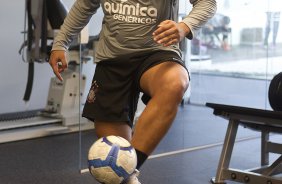 O atacante Adriano junto como fisioterapeuta Caio Mello durante o treino do Corinthians esta tarde no CT Joaquim Grava, no Parque Ecolgico do Tiete. O time se prepara para o jogo contra o Atltico-PR, domingo a tarde, dia 07/08, no estdio da Arena da Baixada, pela 15 rodada do Brasileiro 2011