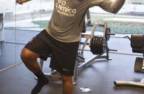 O atacante Adriano junto como fisioterapeuta Caio Mello durante o treino do Corinthians esta tarde no CT Joaquim Grava, no Parque Ecolgico do Tiete. O time se prepara para o jogo contra o Atltico-PR, domingo a tarde, dia 07/08, no estdio da Arena da Baixada, pela 15 rodada do Brasileiro 2011