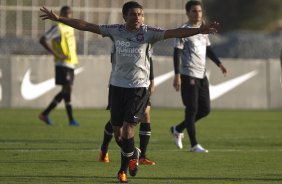 Paulinho comemora gol no racho durante o treino do Corinthians esta tarde no CT Joaquim Grava, no Parque Ecolgico do Tiete. O time se prepara para o jogo contra o Atltico-PR, domingo a tarde, dia 07/08, no estdio da Arena da Baixada, pela 15 rodada do Brasileiro 2011