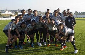 Time posado vencedor do racho durante o treino do Corinthians esta tarde no CT Joaquim Grava, no Parque Ecolgico do Tiete. O time se prepara para o jogo contra o Atltico-PR, domingo a tarde, dia 07/08, no estdio da Arena da Baixada, pela 15 rodada do Brasileiro 2011