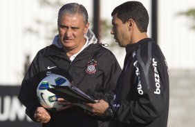 Tite e seu auxiliar Fabio Carille durante o treino do Corinthians esta tarde no CT Joaquim Grava, no Parque Ecolgico do Tiete. O time se prepara para o jogo contra o Atltico-PR, domingo a tarde, dia 07/08, no estdio da Arena da Baixada, pela 15 rodada do Brasileiro 2011