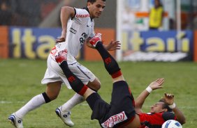 Fabio Santos do Corinthians disputa a bola com o jogador Rodriguinho do Atltico-PR durante partida vlida pelo Campeonato Brasileiro realizado no estdio Arena Da Baixada