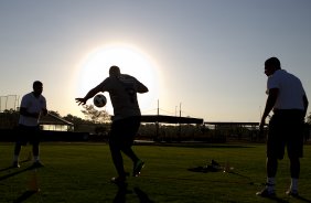 Adriano com os fisioterapeutas Bruno Mazziotti e Caio Mello durante o treino do Corinthians esta tarde no CT Joaquim Grava, no Parque Ecolgico do Tiete. O time se prepara para o jogo contra o Cear, domingo a tarde, dia 14/08, no estdio do Pacaembu, pela 16 rodada do Brasileiro 2011