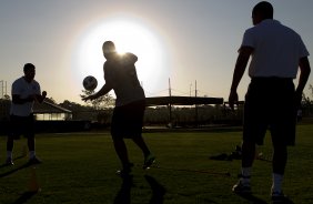 Adriano com os fisioterapeutas Bruno Mazziotti e Caio Mello durante o treino do Corinthians esta tarde no CT Joaquim Grava, no Parque Ecolgico do Tiete. O time se prepara para o jogo contra o Cear, domingo a tarde, dia 14/08, no estdio do Pacaembu, pela 16 rodada do Brasileiro 2011