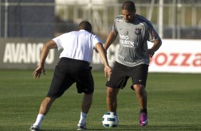 Adriano e o fisioterapeuta Caio Mello durante o treino do Corinthians esta tarde no CT Joaquim Grava, no Parque Ecolgico do Tiete. O time se prepara para o jogo contra o Cear, domingo a tarde, dia 14/08, no estdio do Pacaembu, pela 16 rodada do Brasileiro 2011