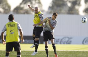 Alessandro e Welder durante o treino do Corinthians esta tarde no CT Joaquim Grava, no Parque Ecolgico do Tiete. O time se prepara para o jogo contra o Cear, domingo a tarde, dia 14/08, no estdio do Pacaembu, pela 16 rodada do Brasileiro 2011