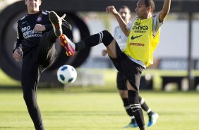 Caique e Liedson durante o treino do Corinthians esta tarde no CT Joaquim Grava, no Parque Ecolgico do Tiete. O time se prepara para o jogo contra o Cear, domingo a tarde, dia 14/08, no estdio do Pacaembu, pela 16 rodada do Brasileiro 2011